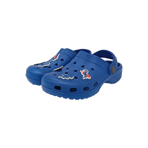 Sandalias azules con pines