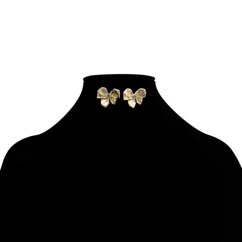 Aretes dorados con textura