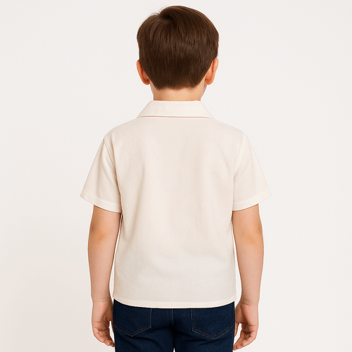 Camisa tipo polo blanca sólida para niño