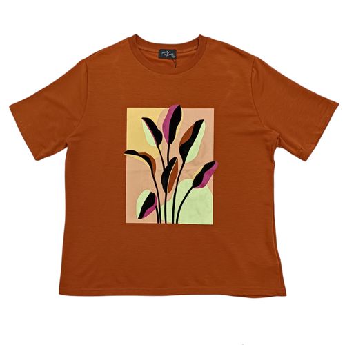 Camiseta en color terracota de cuello redondo y mangas cortas para mujer