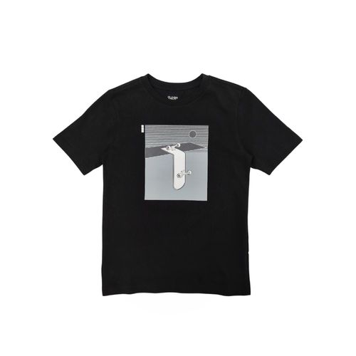 Camiseta en color negro con una patineta para niño