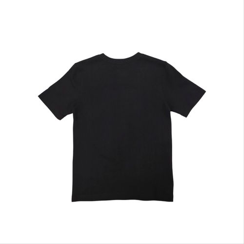 Camiseta en color negro con una patineta para niño