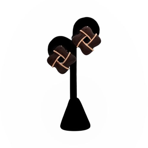 Aretes color marrón oscuro con detalle dorado entrelazado para mujer