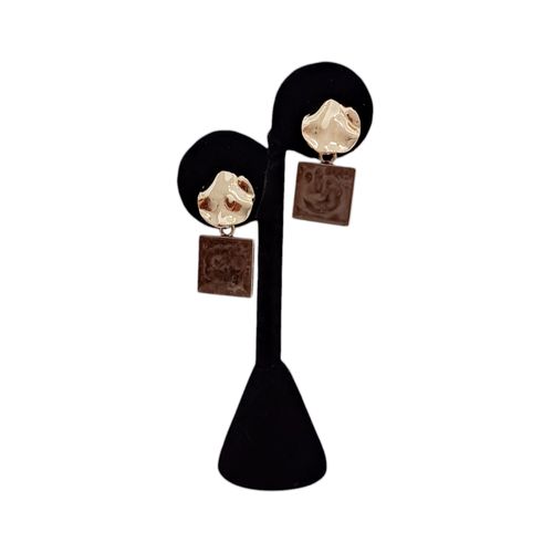 Pendientes color dorado con colgante cuadrado café para mujer