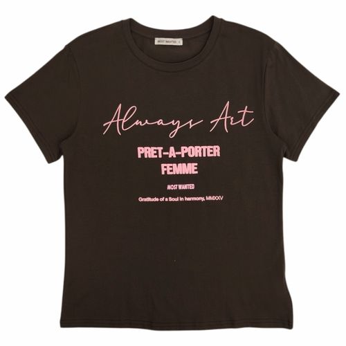 Camiseta Most Wanted color café con cuello redondo de mangas cortas para mujer