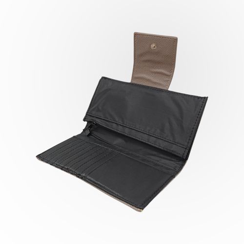 Billetera bifold color taupe con textura para mujer