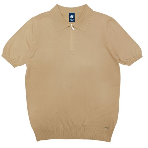 Camisa color beige estilo tipo polo de mangas cortas para hombre