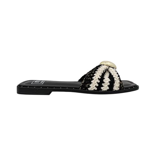 Sandalias planas en color negro para mujer