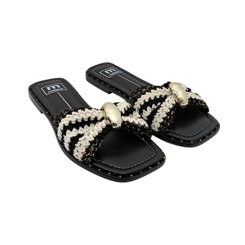 Sandalias planas en color negro para mujer