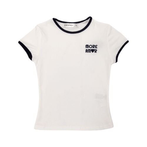 Blusa color blanco con un corte slim fit de cuello redondo y mangas cortas para niña