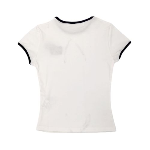 Blusa color blanco con un corte slim fit de cuello redondo y mangas cortas para niña