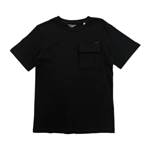 Camiseta oversize color negro con bolsillo para niño