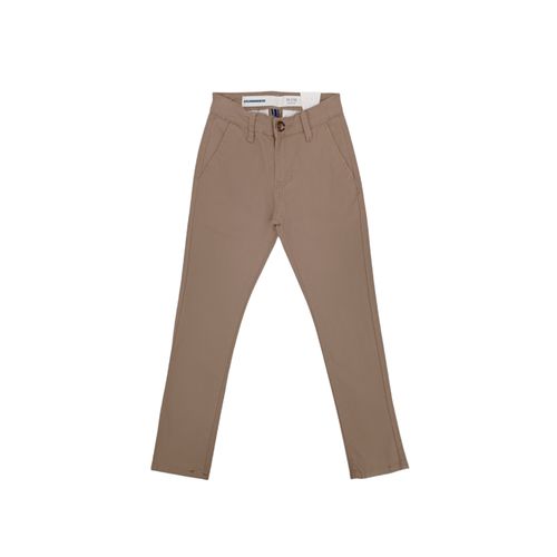 Pantalón casual color beige estilo slim fit para niño