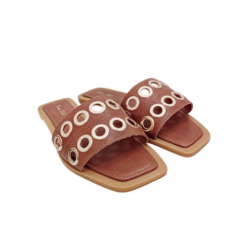 Sandalias color café con apliques metálicos para mujer