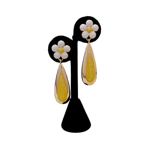 Aretes en forma de flor en color amarillo para mujer