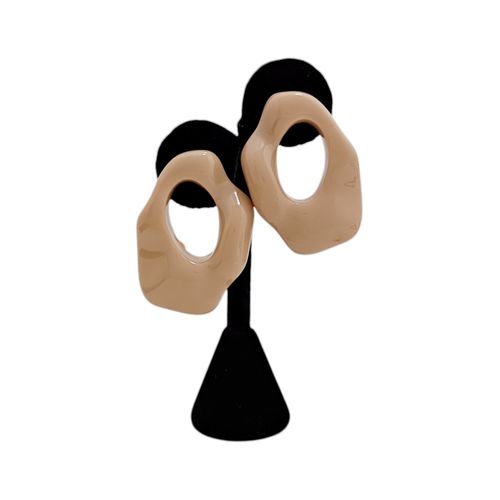 Aretes color nude diseño con textura para mujer