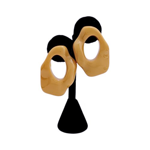 Aretes color beige diseño con textura para mujer