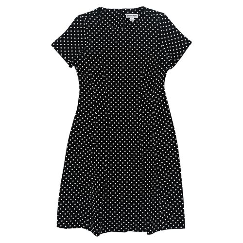 Vestido color negro de cuello redondo y mangas cortas para mujer
