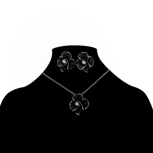 Set de cadena y aretes en color plateado con diseño floral para mujer