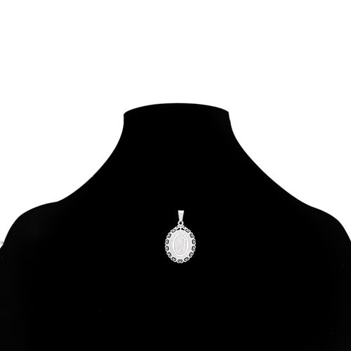 Dije color plateado con diseño ovalado para mujer