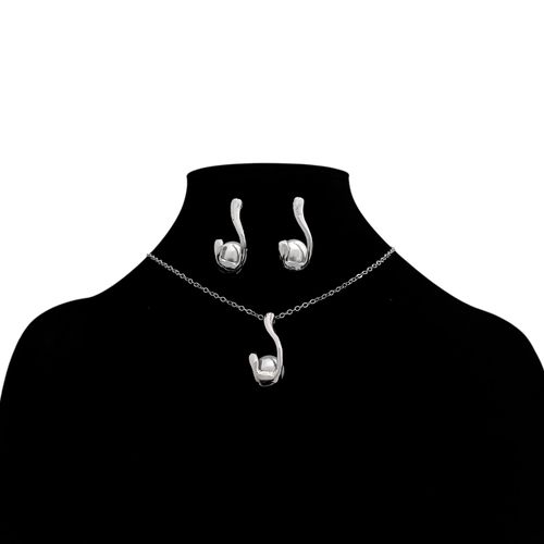 Set de aretes y collar color plateado con dije para mujer