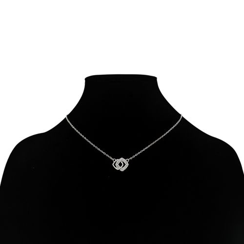 Collar color plateado con dije en forma de rombo para mujer