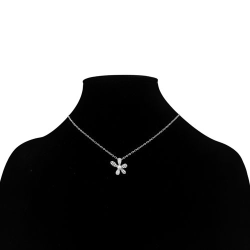 Collar color plateado con dije de forma de flor con relieve para mujer