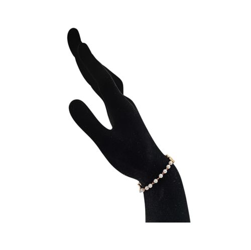 Pulsera color dorado con dije de chonga para mujer