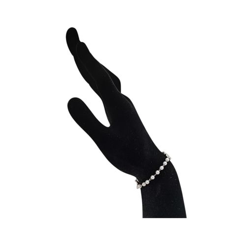 Pulsera color plateado con dije de chonga para mujer