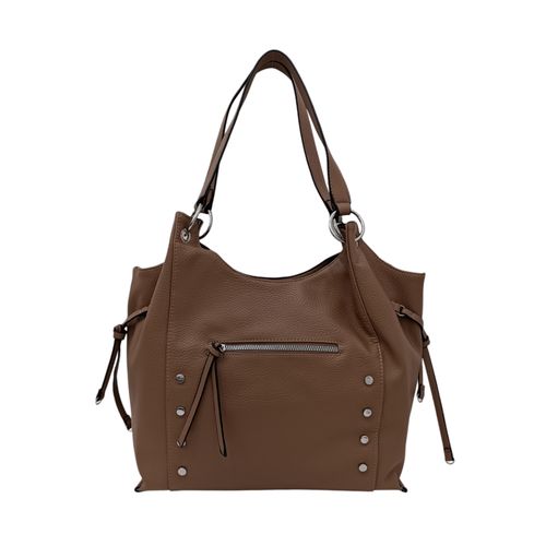 Cartera shopper color café con detalles metálicos para mujer