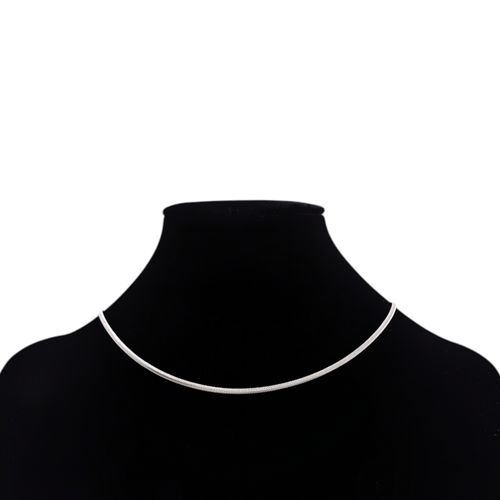 Cadena color plateado tipo snake de diseño elegante para mujer