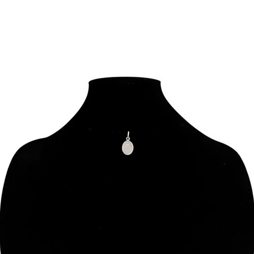 Dije ovalado color plateado con diseño religioso unisex