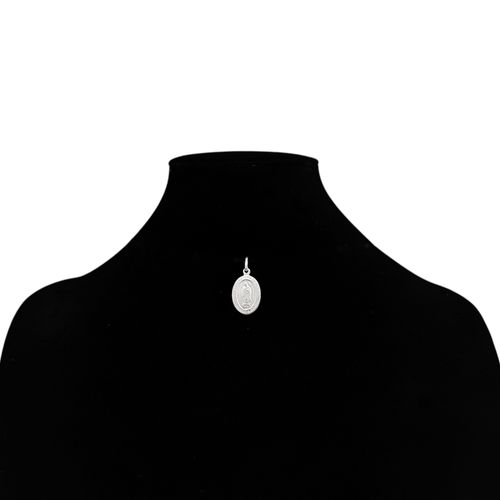 Dije color plateado en forma de medalla religiosa unisex