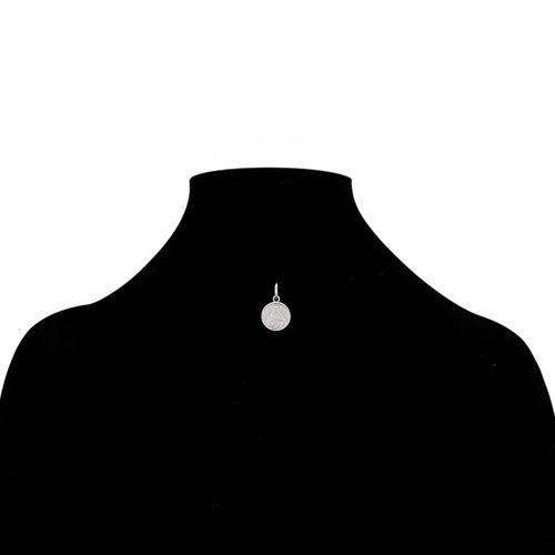 Dije color plateado en forma de medalla religiosa unisex