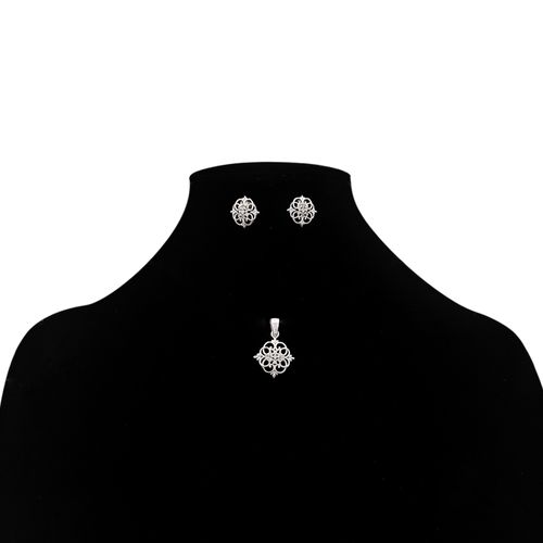 Set de collar y aretes color plateado para mujer