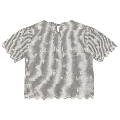 Blusa curvy color gris con detalle de bordados para mujer