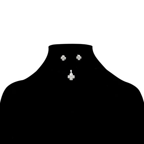 Set de aritos y dije en color plateado diseño de trébol para mujer