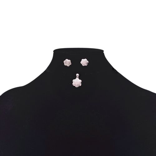 Set de aritos y dije color plateado con diseño de flor para mujer