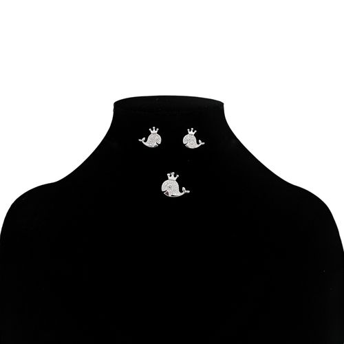 Set de aritos y dije color plateado con diseño de ballena para mujer