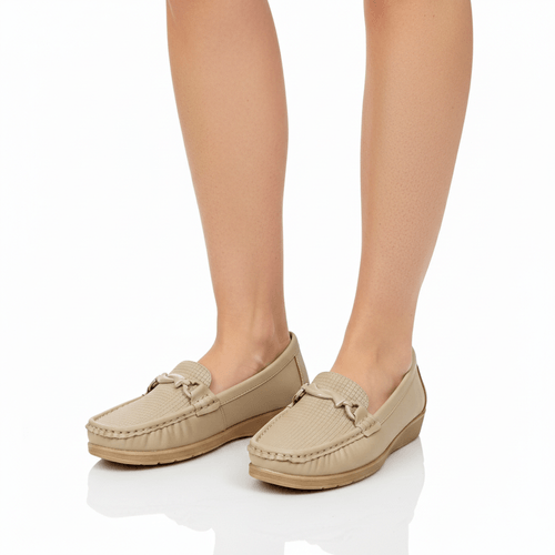 Mocasines color beige diseño con textura para mujer
