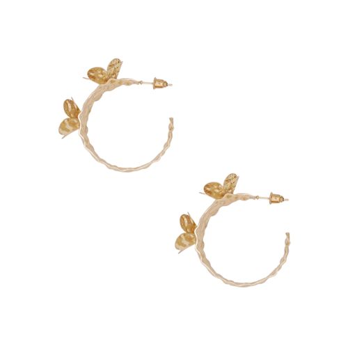 Aretes en color dorado con detalle floral para mujer