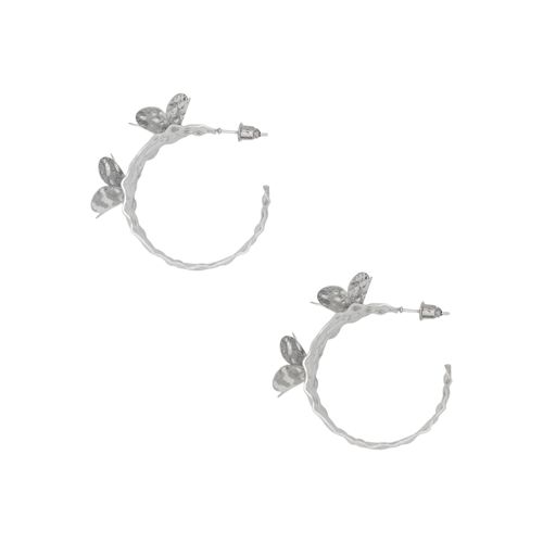 Aretes en color plateado con detalle floral para mujer