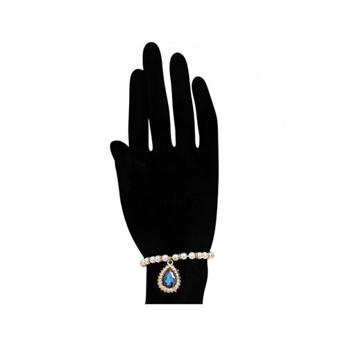 Pulsera con dije en color azul de detalle para mujer