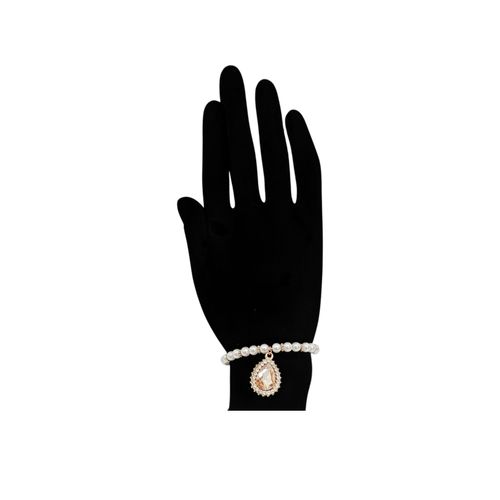 Pulsera con dije en color dorado de detalle para mujer