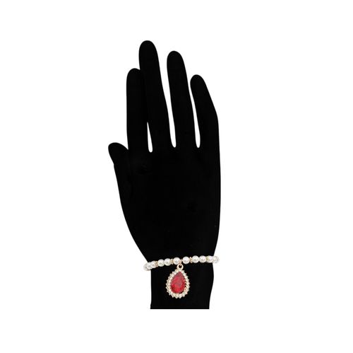 Pulsera con dije en color rojo de detalle para mujer