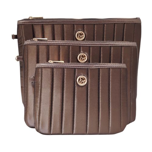 Set de 3 cosmetiqueras en color café con relieve vertical para mujer