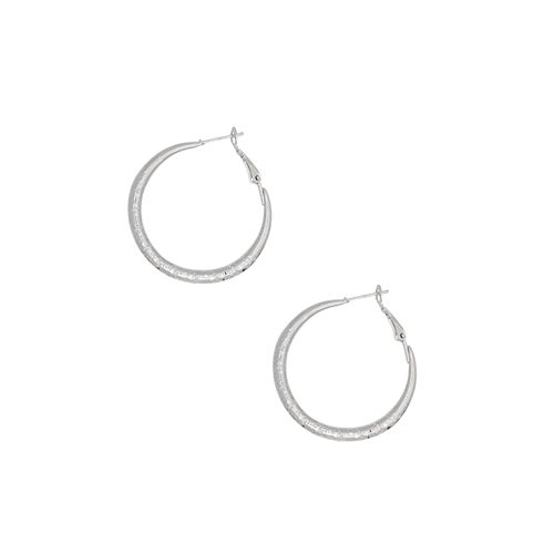 Argollas en color plateado con textura para mujer