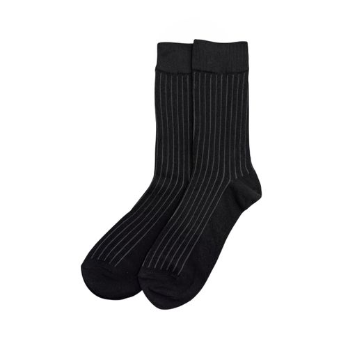 Un par de medias de vestir color negro para hombre