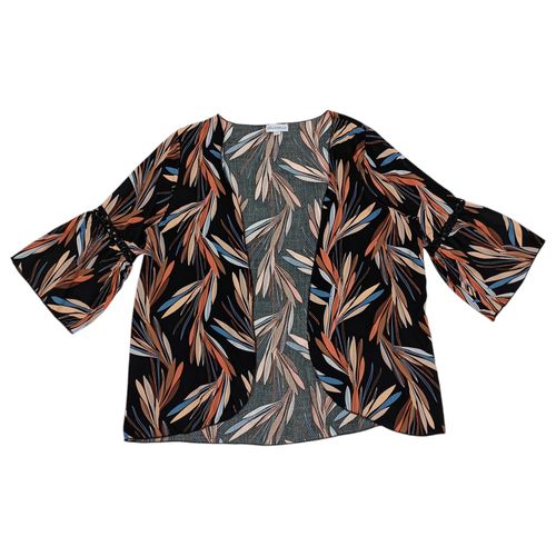 Salida de baño color negro con estampado floral para mujer