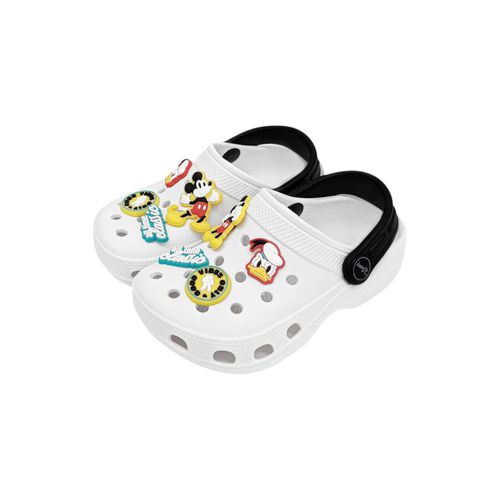 Sandalia color blanco tipo crocs con diseño de Mickey Mouse para niño